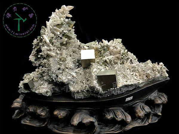 黃鐵礦+水晶（日本律雙晶），43x34x22cm-湖北大冶