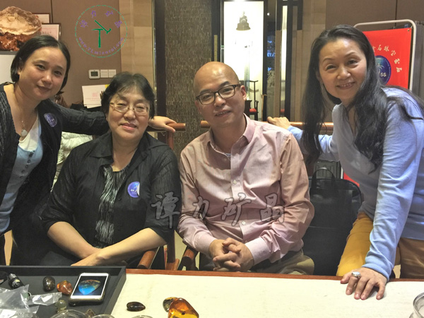右起：中國(guó)古生物化石保護(hù)基金會(huì)創(chuàng)辦人單華春，譚力，琥珀收藏大家高閣（艾青之女）和她的助手。