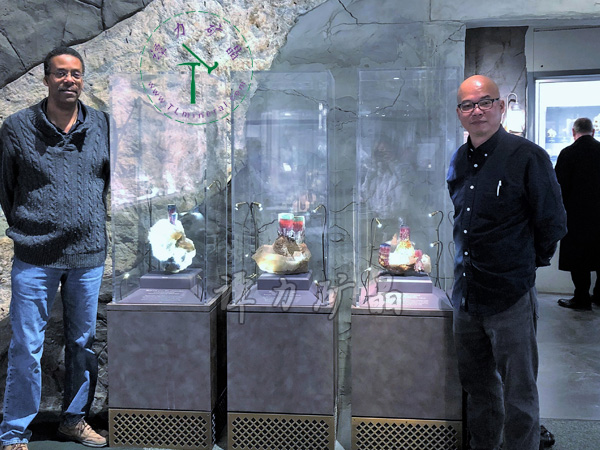 華盛頓國(guó)家自然史博物館Michael-A-Wise邁克爾·懷斯博士（左）向譚力介紹他尋獲的極品碧璽標(biāo)本。
