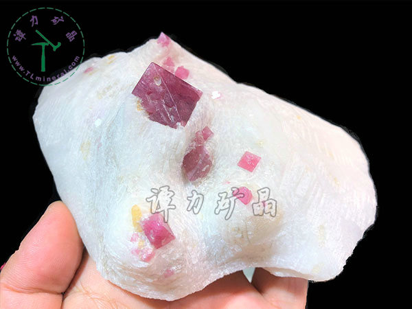 尖晶石+大理巖，越南14x12x7,主晶體：2.4x2.4cm