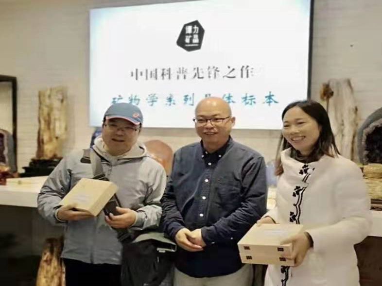 與長(zhǎng)沙市明德中學(xué)黨委書(shū)記、研學(xué)主任、地理老師和長(zhǎng)沙市第一中學(xué)地理老師學(xué)生開(kāi)展研學(xué)課